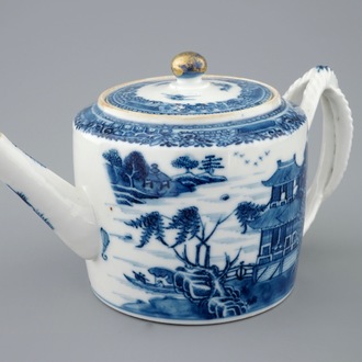 Een Chinese blauw-witte theepot met deksel, Qianlong, 18e eeuw